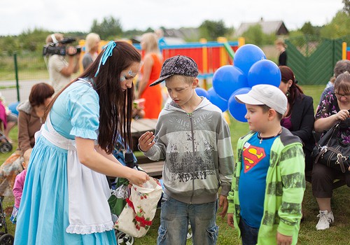 FOTOreportāža: garšīgais pikniks un jautrā pēcpusdiena Podnieku mājās Ādažos