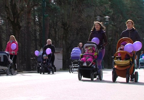 Māmiņas vingro Mežaparkā: īpaša kustība jaunajām māmiņām ar mazuļiem
