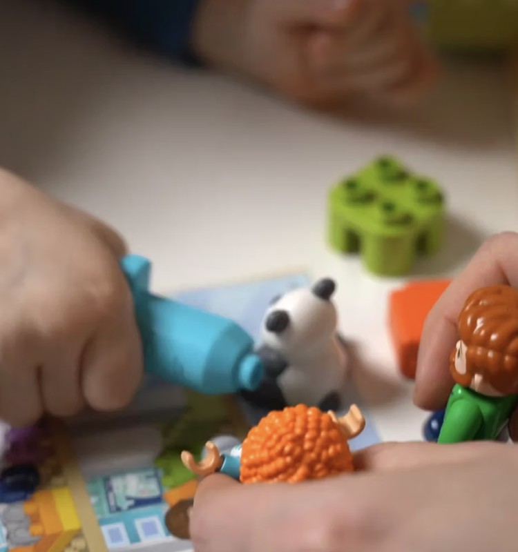 Rotaļas ar LEGO DUPLO palīdz sagatavoties ārsta apmeklējumam un medicīniskajām manipulācijām