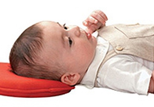Kas liecina par to, ka mazulis vēlas gulēt uz spilvena?