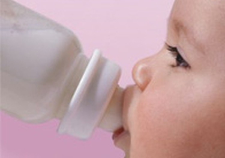 Kā panākt, lai bērniņš dzer piena maisījumu?