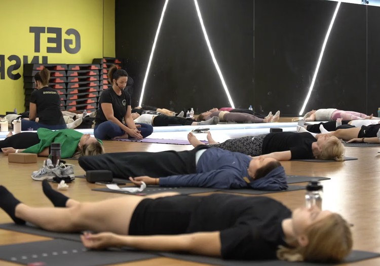 Dita izmēģina: Jogas nodarbība Lemon Gym
