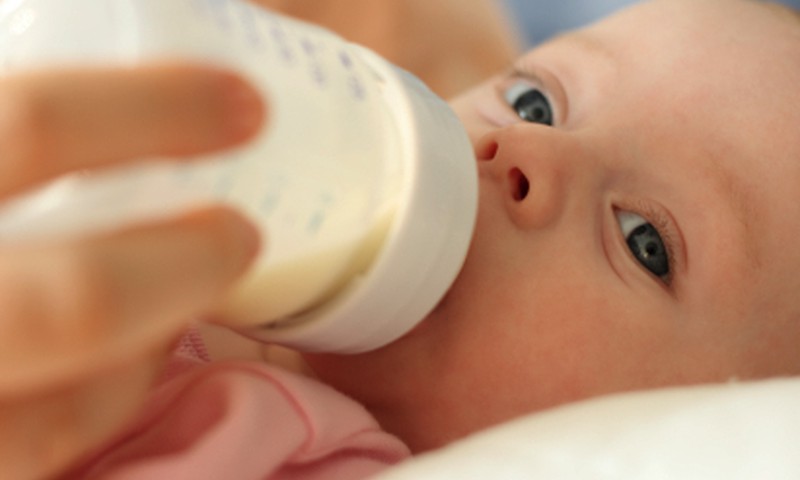 Tikpat labs kā mātes piens? Eksperti spriež, ko darīt māmiņām, kas nespēj ēdināt bērnus ar krūti  