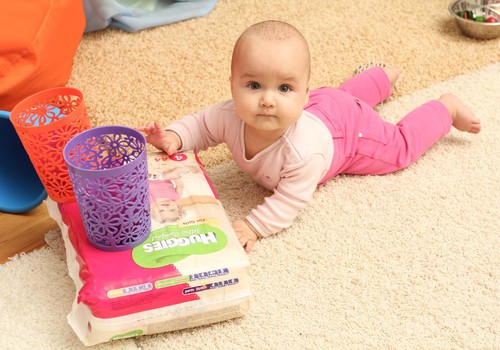 FOTO Huggies@ Brīnumu istaba: kā rotaļājas bērni 5 līdz 8 mēnešu vecumā?