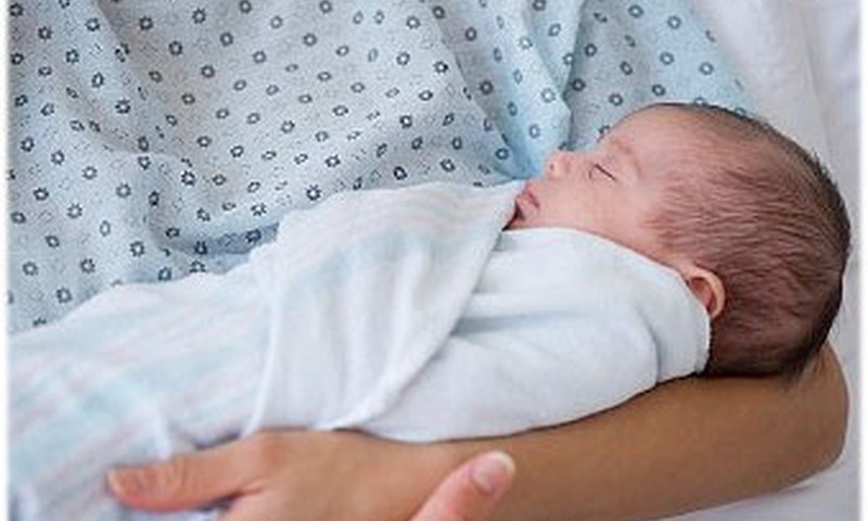 LM: Vecāku pabalsta apmēru veido vecāku veiktās sociālās apdrošināšanas iemaksas