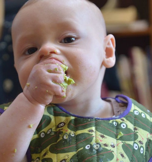 Mācām mazulim ēst pašam
