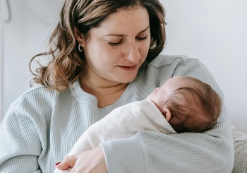 Vairāk nekā 700 jaunās māmiņas saņems atbalstu pēcdzemdību perioda pilotprojektā “Vecmātes mājas vizīte”