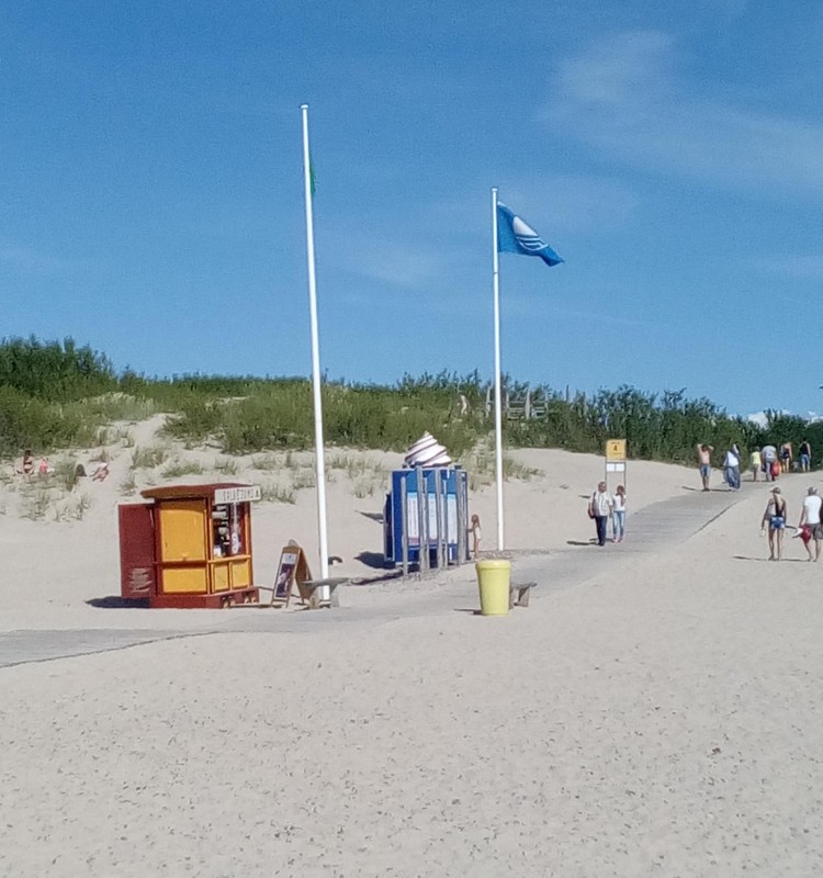 Ventspils zilā karoga pludmale. Dienvidu mols. Zvejas kuģis "Azova"