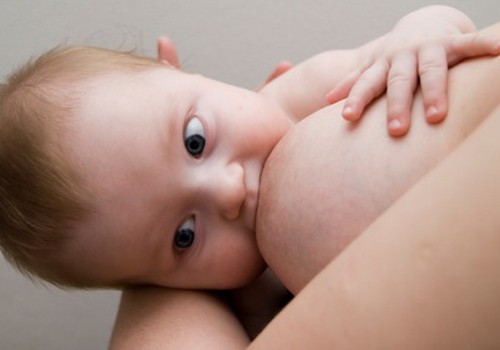 Kā panākt, lai mazulis ēstu no abām krūtīm?