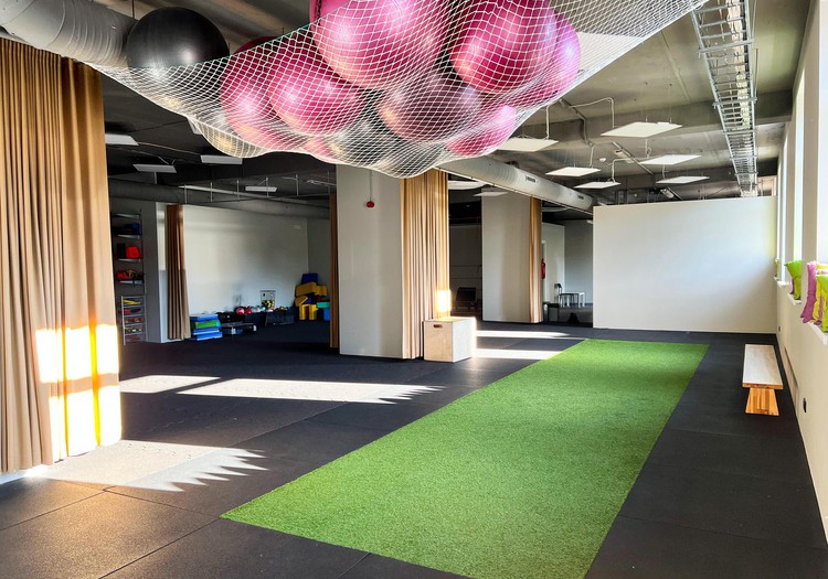 Atvērta jauna iekļaujoša sporta studija “Vingrs”, kurā bērni ar kustību traucējumiem sporto kopā ar vienaudžiem