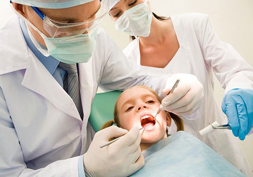 Ko darīt, ja uz bērna zobiņiem parādās aplikums un citādāka pigmentācija?
