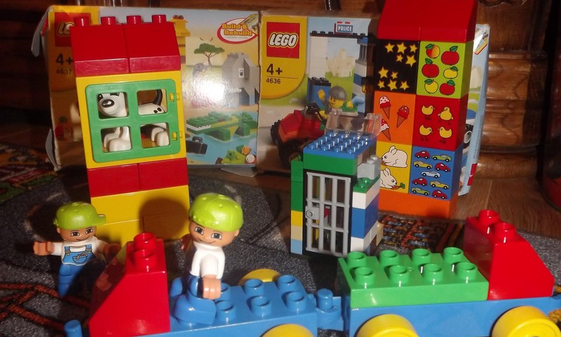 Ar LEGO Duplo gan torņi, gan pilsētas