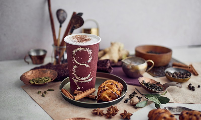 Karstais dzēriens Chai Latte – garšvielu vētra kafijas krūzītē