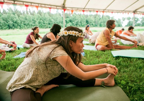 Rīdzinieki aicināti uz bezmaksas jogas nodarbībām sestdienu rītos Kronvalda parkā