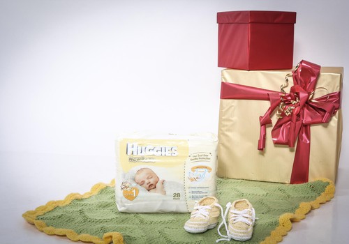 Noderīga dāvana topošajām māmiņām svētkos- Huggies® Newborn autiņbiksītes!