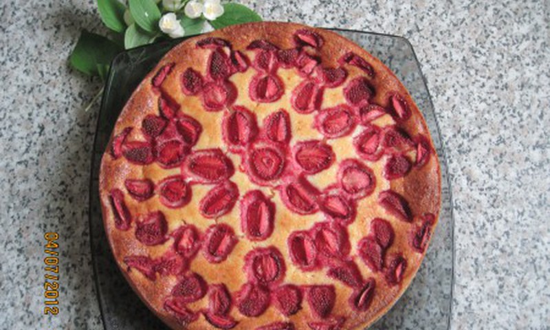 Biezpiena kūka ar zemenēm