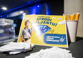 Sirsnīgā gaisotnē aizvadīta filmas “Misija: atrast vecākus” Ģimeņu pirmizrāde