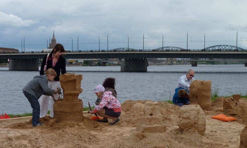 Radošais smilšu skulptūru „Magic Sand Riga” – mūsu bērniem!