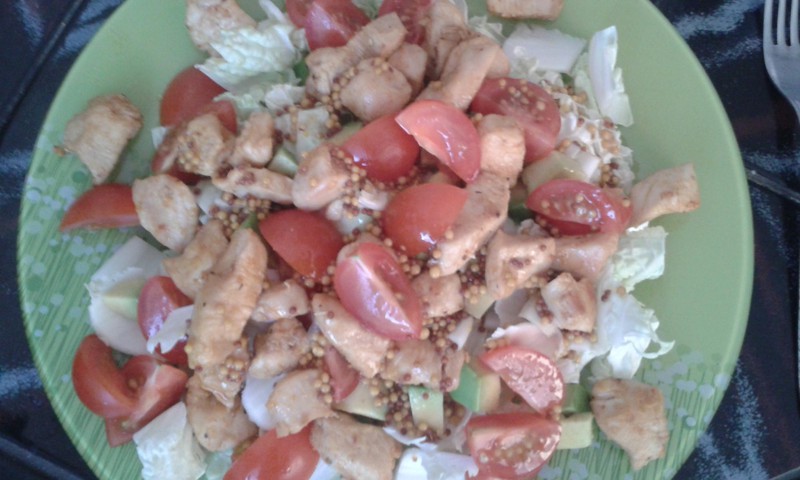 Svaigi salāti ar gardu medus sinepju mērci.