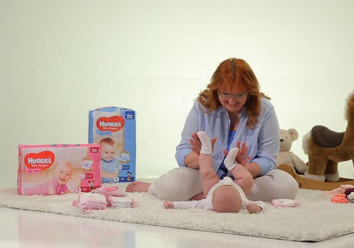 Ģērbjam aktīvu mazuli: VIDEOpadomi, kā uzvilkt krekliņu