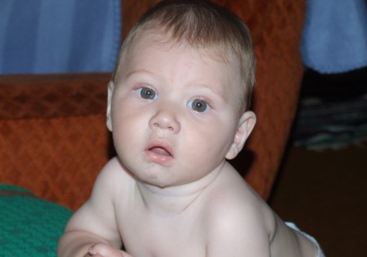 Bērns nesēž ar taisnu muguru jeb kā novērst apaļas muguras veidošanos