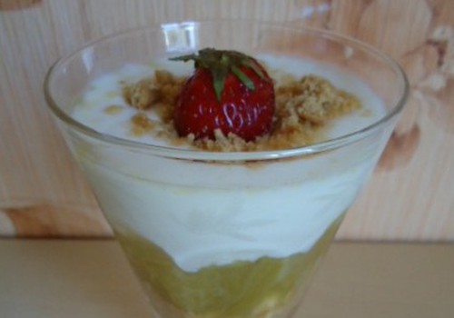 №14: Rabarberu deserts jogurta mākoņos