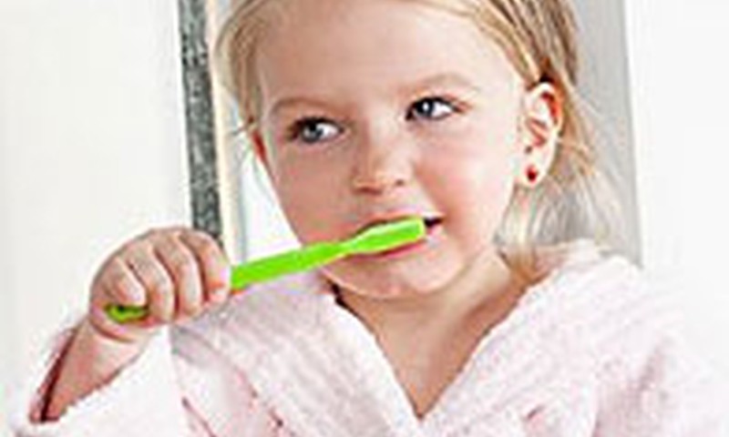 Kādu zobu pastu un zobu birsti jūs lietojat savam mazulim?