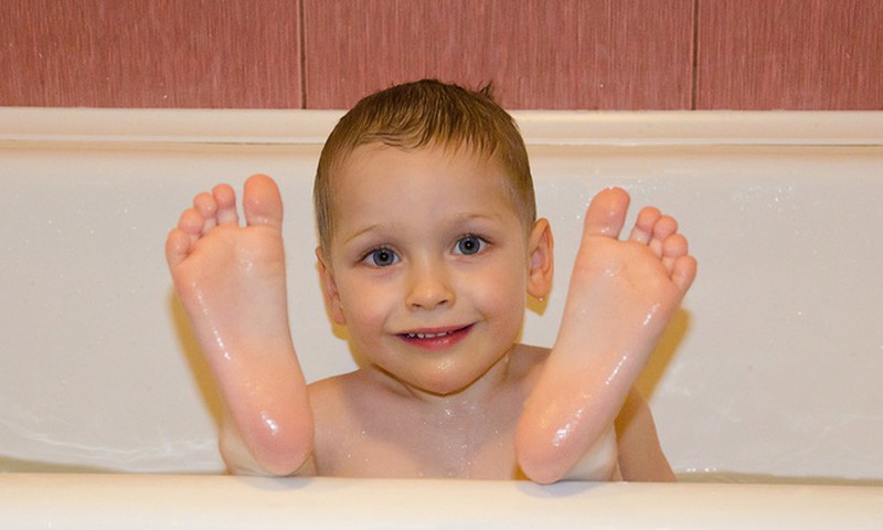 Kreatīvi, praktiski, mūsdienīgi: Ko darīt, ja bērnam nepatīk mazgāties?