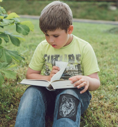 9 idejas, kas palīdzēs bērnā radīt interesi par grāmatām