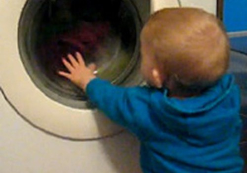 VIDEO: Alisei jauna rotaļlieta- veļasmašīna!
