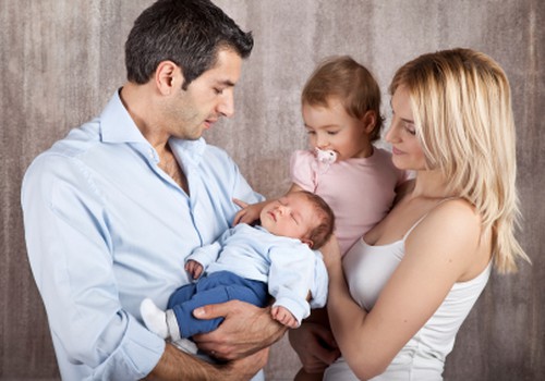 Kā tiek aprēķināts maternitātes pabalsts un māmiņalga?