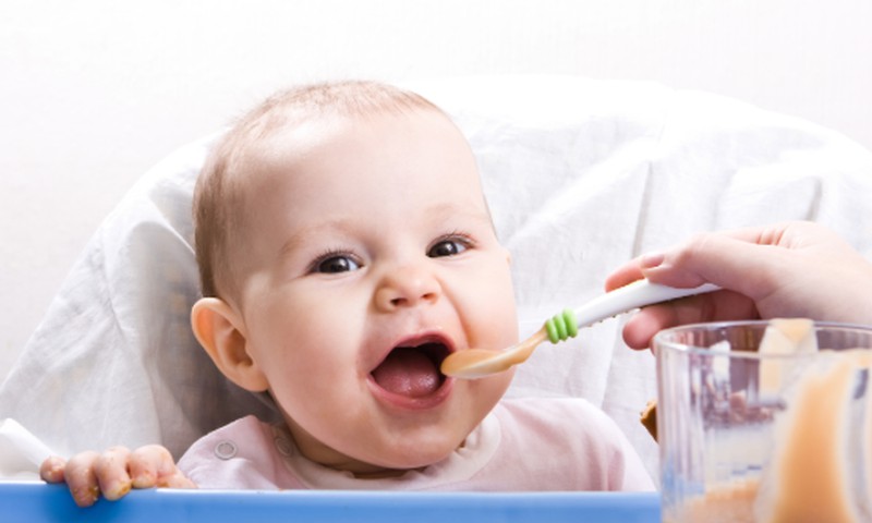 KONKURSS: Ko un kādēļ piedāvāji savam mazulim kā pirmo papildus ēdienu?