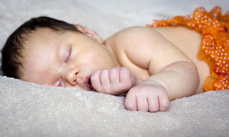 Mazulis saldajā miedziņā jeb kā mazuļi guļ pirmajos sešos mēnešos