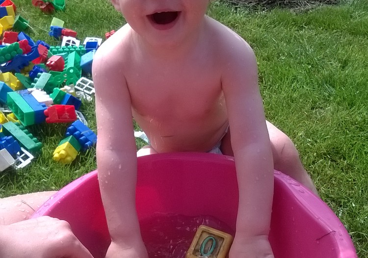 Vesels mazulis ir laimīgs mazulis