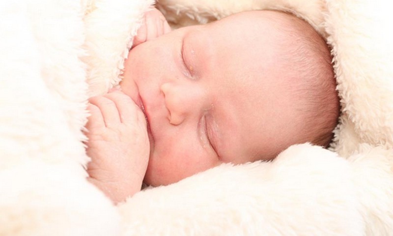Noderīgi jaunajiem vecākiem: Viss par mazuļa miegu no dzimšanas līdz gada vecumam