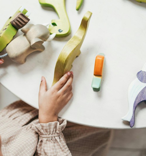 9 idejas rotaļām, kuras bērns var spēlēt vienatnē