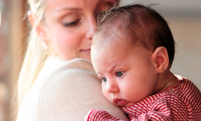Kā pasargāt mazuli no biežām ausu sāpēm?