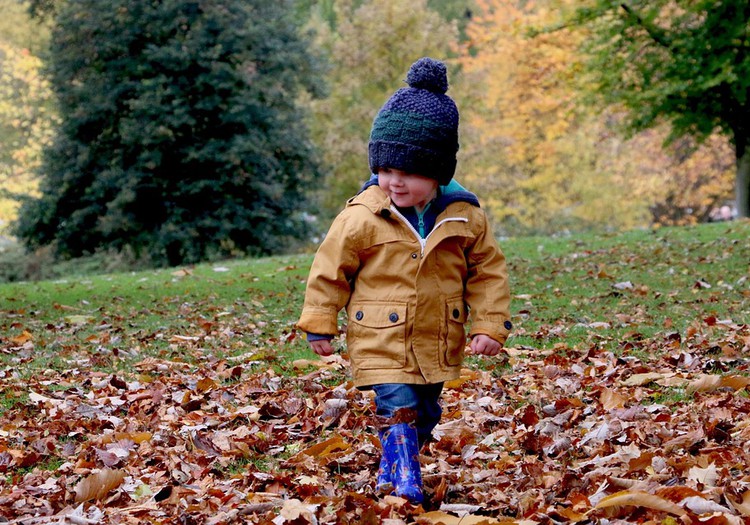 5 rotaļas, kuras spēlēt rudens pastaigu laikā