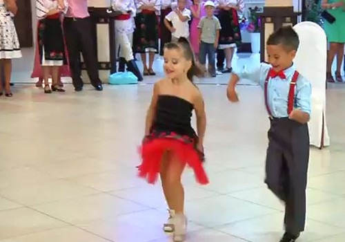 VIDEO: 6 gadīga bērna deja savaldzina pieaugušos!