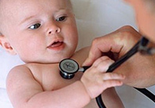 Reģistrēt mazuli pie ģimenes ārsta vai pediatra?