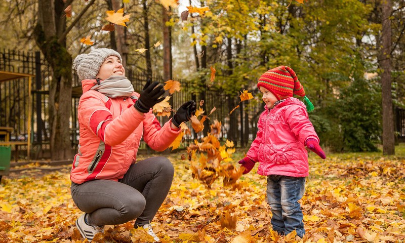 Rudens pastaigas ar mazuli: kā padarīt tās aizraujošas un izglītojošas