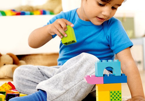 Kāpēc divu LEGO Duplo klucīšu savienošana bērnam ir liels darbs un sasniegums