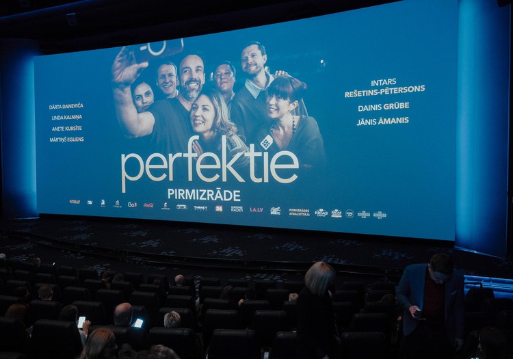 Svinīgā atmosfērā nosvinēta melnās komēdijas “Perfektie” pirmizrāde
