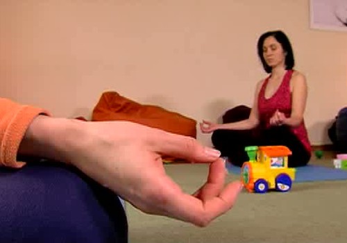 VIDEO: joga kopā ar mazuli Māmiņu Kluba Vecāku skolā