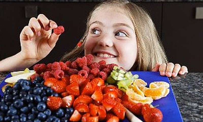 Kā bērniem piedāvāt svaigus augļus un ogas?