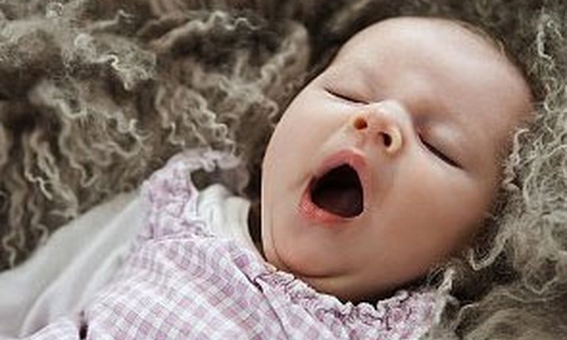 Kā iemācīt mazuli gulēt ilgāk?