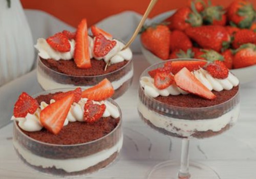 Tematisks deserts valsts svētku svinēšanai – sarkanā velveta kūka
