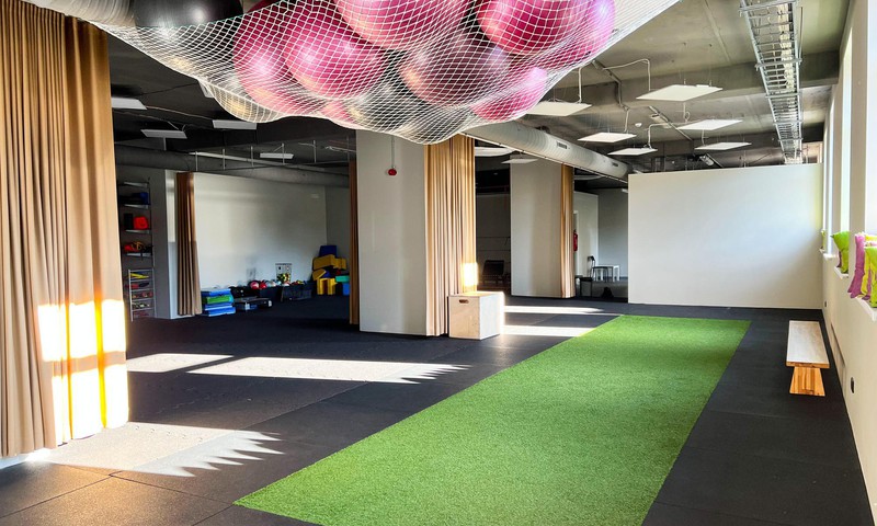 Atvērta jauna iekļaujoša sporta studija “Vingrs”, kurā bērni ar kustību traucējumiem sporto kopā ar vienaudžiem