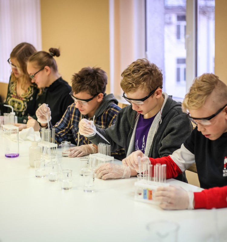 “Laboratorium Zinātnes skola” piedāvā budžeta vietas skolēniem jau 6. gadu pēc kārtas