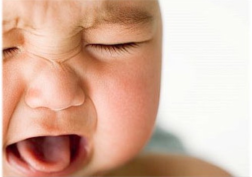 Ilgtermiņa veselības problēmas mazuļiem, kuriem bijušas kolikas: miega traucējumi, sāpes vēderā un alerģiskas slimības